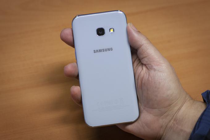 Podobnosti med Galaxy A3 2017 in Galaxy S7 se nadaljujejo tudi pri uporabljenih materialih, kar se pri Galaxy A3 2017 vidi predvsem na hrbtni strani iz kovine in 3D-stekla | Foto: Bojan Puhek