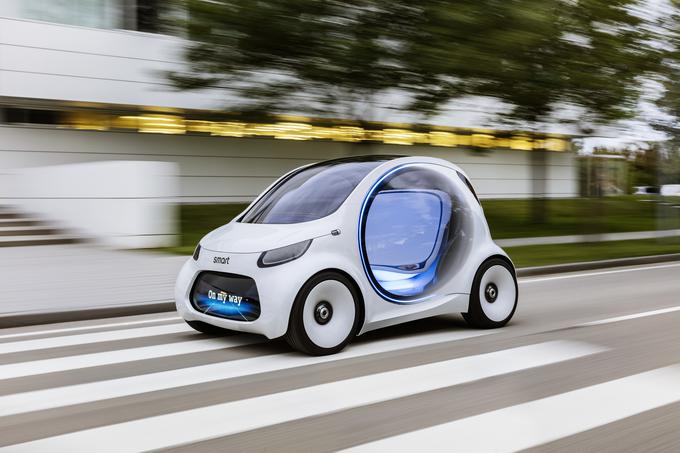 Smart v svoji študiji EQ fortwo vidi električni avtomobil prihodnosti, ki bo povsem prilagojen "sharingu" oziroma souporabi. Daimler ima s svojim sistemom car2go po vsem svetu že 2,6 milijona uporabnikov, ki njihov avto najamejo v povprečju vsake 1,4 sekunde. Avtomobil ima baterijo s kapaciteto kar 30 kilovatnih ur.  | Foto: 