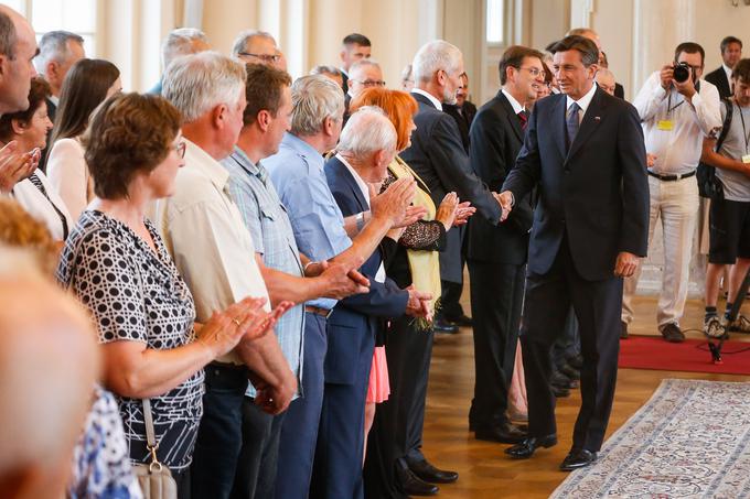 Pahor je v nagovoru tudi ocenil stanje v državi 26 let pozneje. "Zdi se, da smo v dovolj dobri kondiciji, boljši kot pred leti, da lahko samozavestno gledamo na izzive, smo gospodarji svoje usode, lahko mislimo s svojo glavo in suvereno sprejemamo odločitve," je dejal. Zato ga, kot je dodal, "preveva zmerni optimizem". "Zavedajoč se, da ni vse v redu, da imamo ljudi, ki so v stiski, da imamo nerešene probleme, da smo pri nekaterih stvareh naredili napake," je poudaril in dodal, da so ob enotnosti vse težave rešljive. | Foto: STA ,