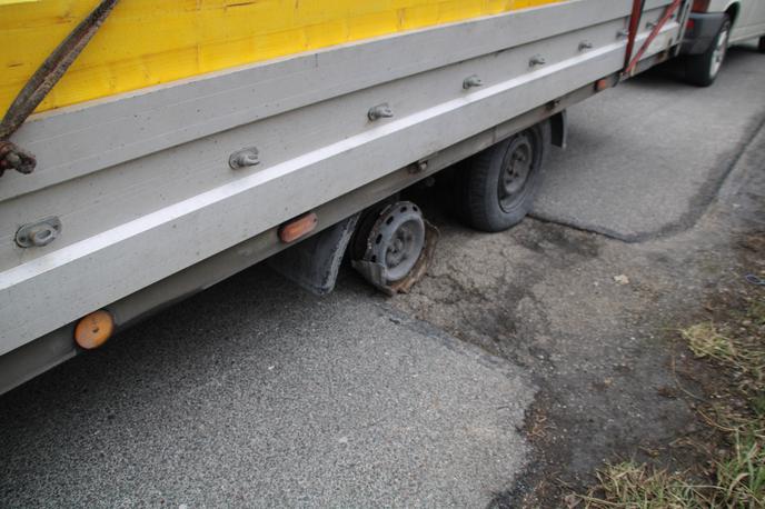 tovorno vozilo brez pnevmatike |  Voznik napake na vozilu ni opazil in je brez pnevmatike vozil dlje časa, tako da se je platišče popolnoma deformiralo. | Foto Policija