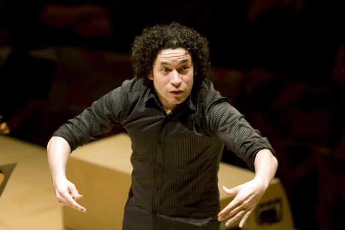 Venezuelski dirigent Gustavo Dudamel, ki stoji za dirigentskim pultom letošnjega novoletnega koncerta Dunajskih filharmonikov. Gre za glasbeni dogodek s svetovnim slovesom. | Foto: Reuters