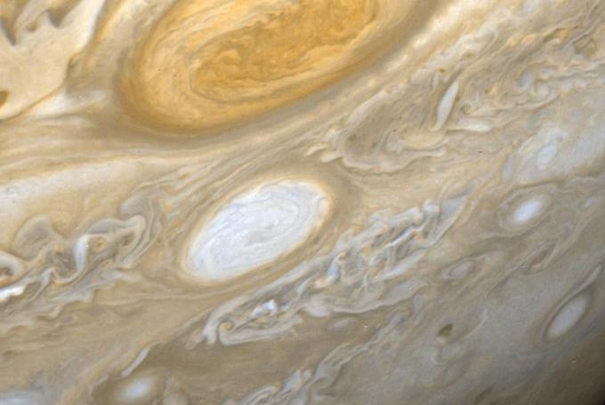 Leta 1979 sta Jupiter obiskali plovili Voyager 1 in Voyager 2 ter odkrili, da ima planet sistem obročev. Podrobneje sta raziskali tudi njegovo veliko rdečo pego (na fotografiji zgoraj), gigantski vihar na površini planeta, in nas naučili več o njegovih štirih največjih lunah, Ganimedu, Evropi, Io in Kalistu. | Foto: 