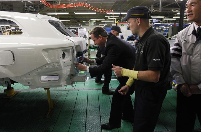 Britanski premier David Cameron med obiskom Toyotine tovarne v Burnastonu. | Foto: 