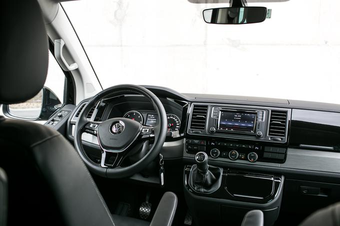 Notranjost je po vzoru Volkswagna ergonomična in funkcionalna. Za volanom se zdi, kot da peljemo enoprostorca in ne petmetrskega kombija. | Foto: Klemen Korenjak