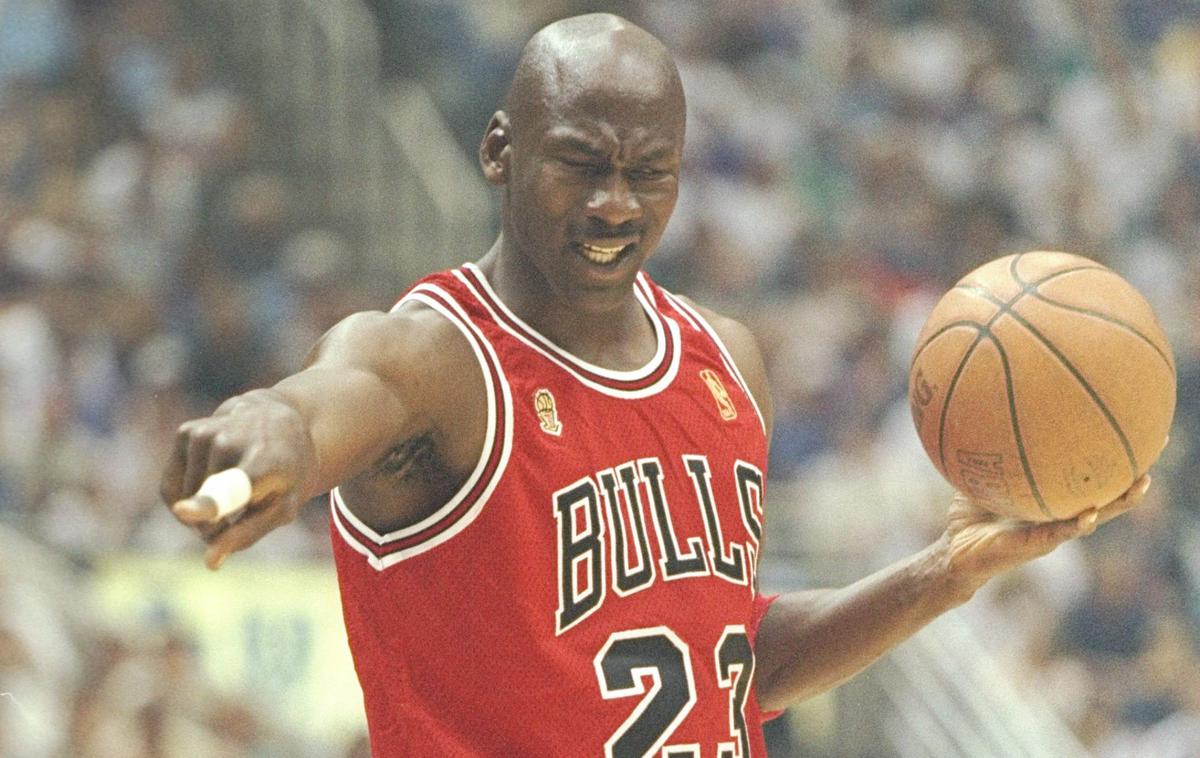 Michael Jordan | Michael Jordan je večino svoje kariere igral za Chicago, s katerim je v letih 1991, 1992 in 1993 ter nato po prvi upokojitvi še v letih 1996, 1997 in 1998 osvojil naslov prvaka v ligi NBA. Nato se je leta 2001 po drugi upokojitvi vrnil še za dve sezoni in igral za Washington Wizards. | Foto Getty Images