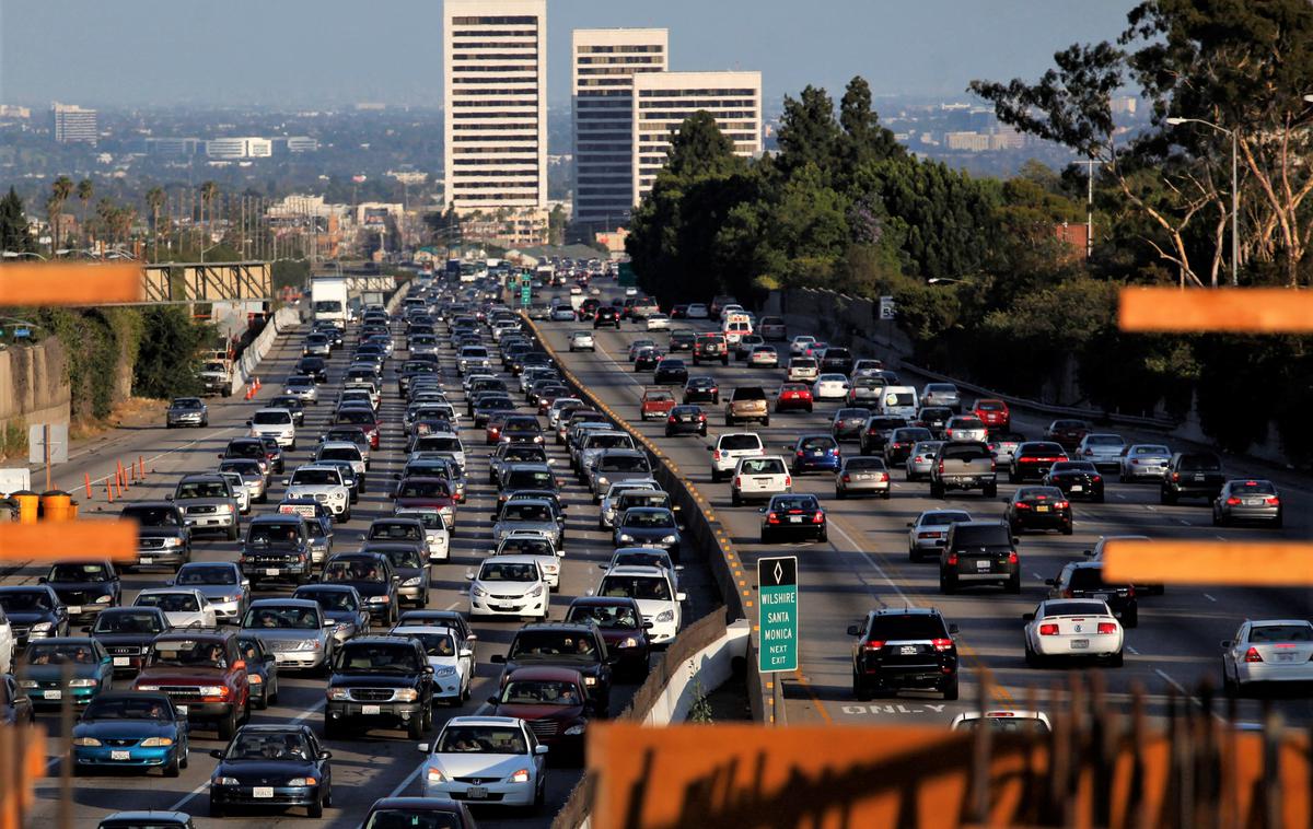 promet Los Angeles | Vsakodnevni prizori prometa v Los Angelesu, ki ta teden gosti enega najpomembnejših avtomobilskih salonov na svetu. | Foto Reuters
