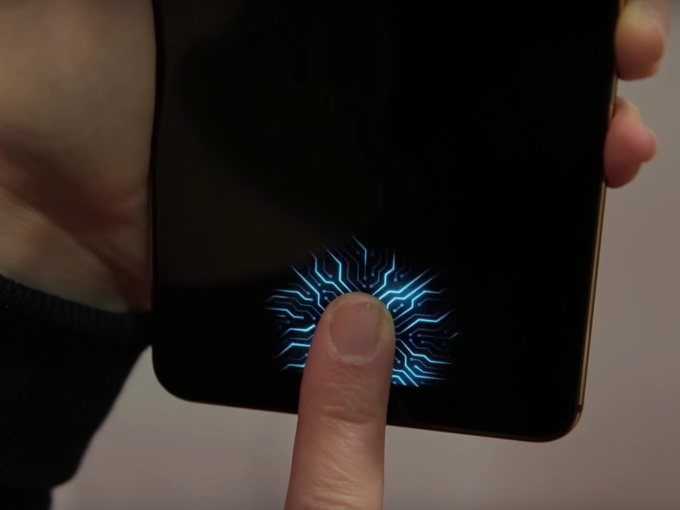 Čitalnik prstnih odtisov na pametnem telefonu Vivo, ki je vgrajen pod zaslon, deluje tako, da svetlobne diode OLED osvetlijo prstni odtis in prepoznajo njegove površinske lastnosti (razdaljo med režami odtisa, na primer). Telefon si to zapomni, naslednjič, ko uporabnik prst položi na čitalnik, pa ga diode spet osvetlijo. Če se območje osvetlitve ujema s tistim, ki si ga je telefon prej zapomnil, se naprava odklene. Vivo tega čitalnika prstnih odtisov sicer ni razvil sam, pomagalo je uveljavljeno podjetje Synapse, ki se ukvarja s proizvodnjo zaslonov in drugih površin na dotik. | Foto: YouTube