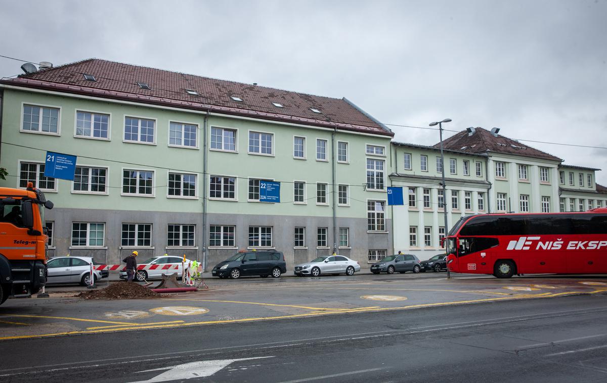 Glavna avtobusna postaja, Slovenske železnice, Železniška postaja | Na Slovenskih železnicah naj bi porušili stavbo pred ljubljansko avtobusno postajo, da bi na tem mestu uredili dodatne perone za avtobuse, ki jih v načrtovani avtobusni postaji ob Vilharjevi cesti primanjkuje. | Foto Gaja Hanuna