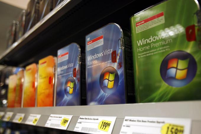 Vista je bila zamenjava za operacijski sistem Windows XP, ki je bil ob izidu Viste star več kot pet let. A uporabnikov Vista ni prepričala, saj je imela visoke sistemske zahteve, zato ni delovala oziroma se je zelo zatikala na številnih računalnikih, ki so brez težav poganjali Windows XP. Vista je imela tudi težave z varnostjo in bila občasno precej neprijazna do uporabnika. Mnogi so Visto zato preskočili in počakali na naslednji res odličen Microsoftov operacijski sistem, Windows 7. | Foto: Reuters