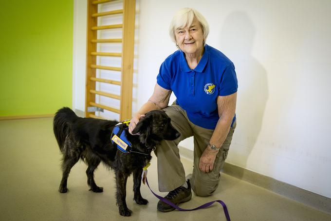 Vsak pes ne more biti terapevtski pes, pove upokojena profesorica angleščine Margaret Davis. Shadow je njena druga terapevtska psička. | Foto: Ana Kovač