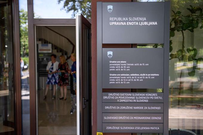 Zaposleni na Upravni enoti Ljubljana so se odločili, da bodo stavko nadaljevali do izpolnitev stavkovnih zahtev. V SDOS so jim sicer svetovali, naj tega ne počnejo, saj je bila stavka napovedana le za tri dni, kar pomeni, da lahko v roku petih dni stavko ponovno napovejo in stavkajo, "če bo ostalo pri načinu, ki ga ubirajo na ministrstvu za javno upravo, ko državni sekretar zbira podatke o številu stavkajočih in posledicah stavke". | Foto: Matic Prevc/STA