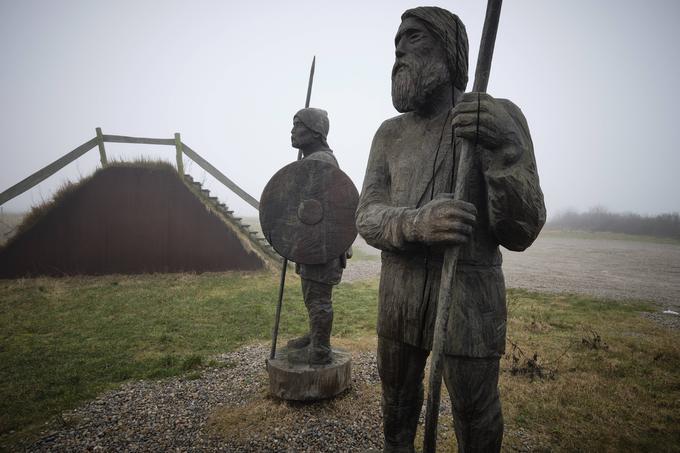 Od osmega stoletja našega štetja zgodovinski viri omenjajo novo ljudstvo – Vikinge ali Normane (Severnjake), ki so iz Skandinavije napadali britansko otočje in Frankovsko cesarstvo. Po ugotovitvah najnovejše študije o širjenju Germanov so bili tao imenovani Vikingi (sami zase so pravili, da govorijo danski jezik oziroma donsk tunga ali dansk tunga v izvirniku) južnoskandinavsko ljudstvo, ki se je z današnjega severa Nemčije na območje Skandinavije (dansko otočje in Švedska), kjer so prej živela druga germanska ljudstva (tako imenovani Vzhodni Skandinavci), razširilo šele v času med letoma 375 in 750 našega štetja. To širjenje naj bi dokazovalo tudi pojav novega germanskega jezika, stare nordijščine, na območju danskega otočja in Švedske. Na območje današnje Norveške se je stara nordijščina širila s kulturnimi stiki in ne toliko z zamenjavo prebivalstva. V času širjenja Južnih Skandinavcev pred okoli 1500 leti so v Skandinavijo po DNK-raziskavah prišle tudi manjše skupine Slovanov.
 | Foto: Guliverimage/Vladimir Fedorenko