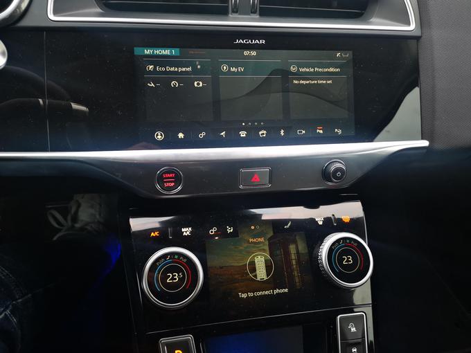 Digitalni zasloni so dokaj počasno odzivni in tudi dokaj zapleteni. Na tem področju ima Jaguar velik zaostanek za Teslo, enako velja tudi za področje tehnologije "Autopilota". | Foto: Gregor Pavšič