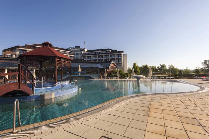 Hotel Ajda je največji hotel v Termah 3000. Pokriti prehodi ga povezujejo z wellness in zdravstveno ponudbo term. Gostom so na voljo hotelski bazeni, prost vstop pa imajo tudi v enega največjih termalnih parkov v Sloveniji. | Foto: 