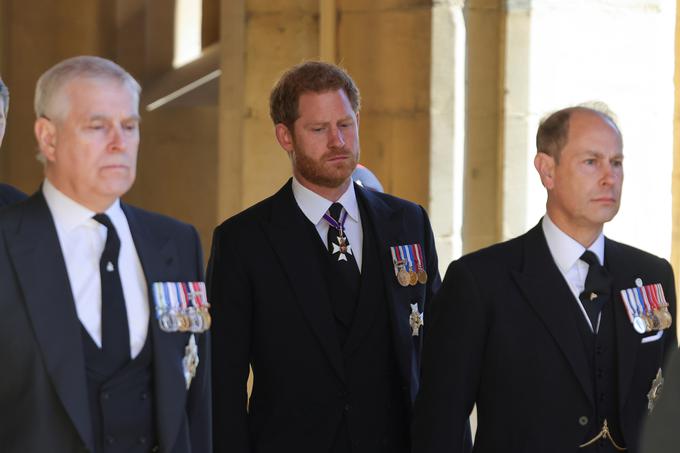 Princ Andrew (levo) naj bi bil edini, ki čuti sočutje do Harryja. | Foto: Reuters