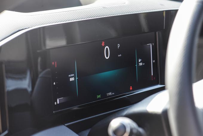 Digitalni merilniki so lepo zaokroženi za volanom. | Foto: Gašper Pirman