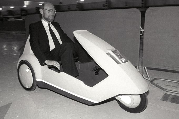Clive Sinclair v svojem električnem "triciklu" C5, januar 1984 | Foto: Reuters