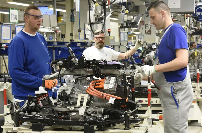 Volkswagen v Wolfsburgu zaposluje 60 tisoč ljudi. Skrajšani delovnik jih bo dobila šestina, | Foto: Reuters