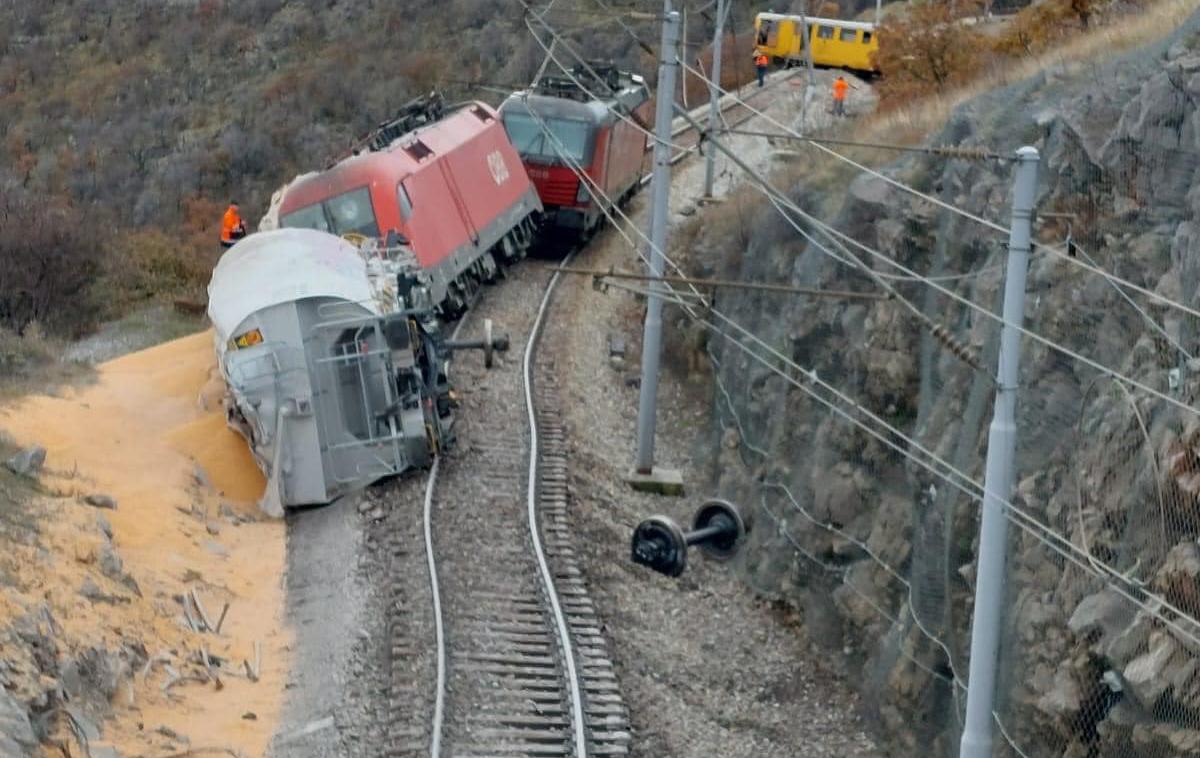 Železniška nesreča | Po neuradnih informacijah se vlak ni zaustavil, ker so mu odpovedale zavore. | Foto Europe Trains Railways ECC/Facebook