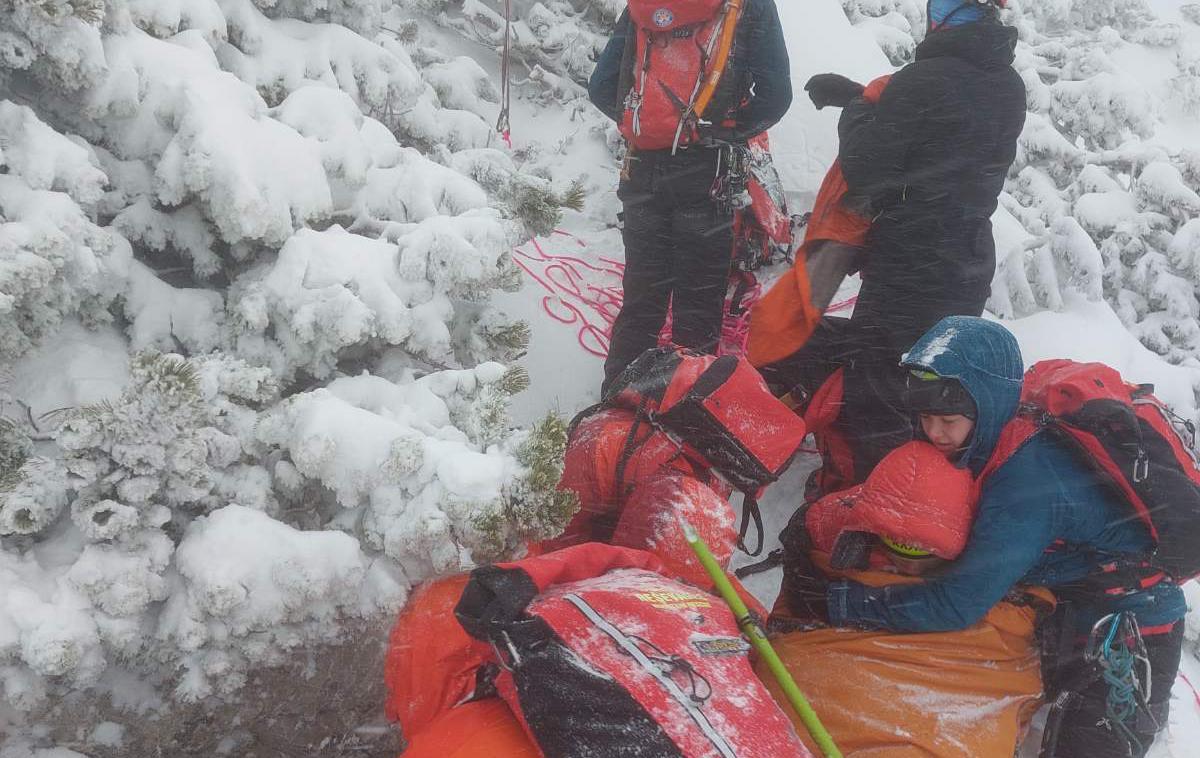 Reševanje v gorah | Podhlajenega pohodnika so v štafetnem spustu z nosili transportirali do Planinskega doma na Kališču.   | Foto GRS Kranj/Facebook