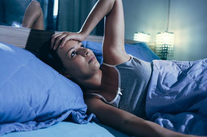 Ne hodite v posteljo prezgodaj in ne spite pri prižganih lučeh. | Foto: Getty Images