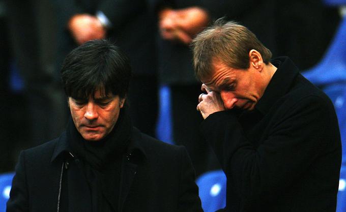 Selektor Nemčije Joachim Löw in legendarni Jürgen Klinsmann na žalni slovesnosti na stadionu v Hannovru. | Foto: Getty Images