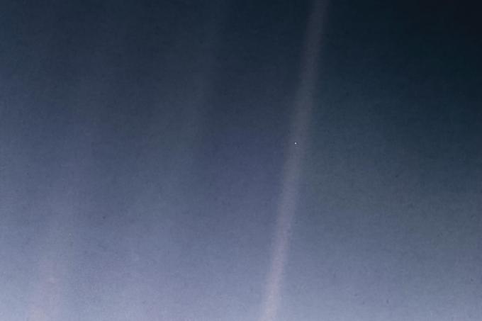 Nekoliko predelana in bolj razločna Bleda modra pika, ki jo je ameriška vesoljska agencija Nasa izdala lani ob 30. obletnici nastanka fotografije. | Foto: NASA
