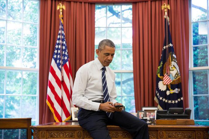 Ima Barack Obama na tej fotografiji v roki iPhone? Da, ampak ni njegov, temveč od njegovega pomočnika, ki mu ga je posodil, da je objavil svoj prvi tvit (klikni na fotografijo).  | Foto: 