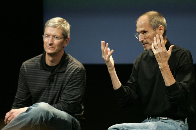 Ker ga je zdeloval rak trebušne slinavke, je Steve Jobs (desno) vodenje Appla avgusta 2011 zaupal Timu Cooku, takratnemu finančnemu direktorju Appla. Jobs je umrl dva meseca pozneje, 5. oktobra 2011.  | Foto: Reuters