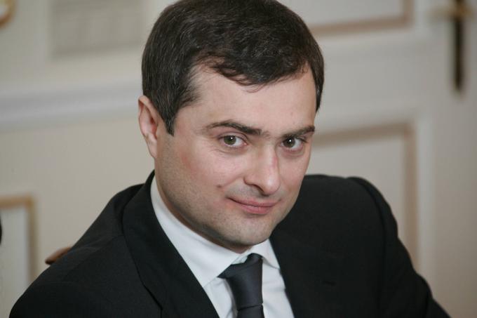 Vladislav Surkov je imel po navedbah več virov iz Moskve ogromen vpliv na Vladimirja Putina, ki ni bil nikoli odvisen od tega, kakšno vlogo je Surkov opravljal v ruski politiki.  | Foto: AP / Guliverimage