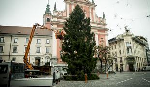 V Ljubljani nameščajo še zadnje praznične luči #foto