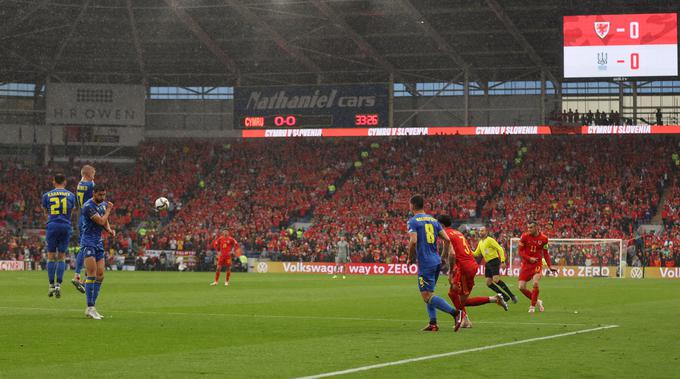 Po prostem strelu Garetha Bala je žogo v svojo mrežo preusmeril Andrij Jarmolenko. | Foto: Reuters