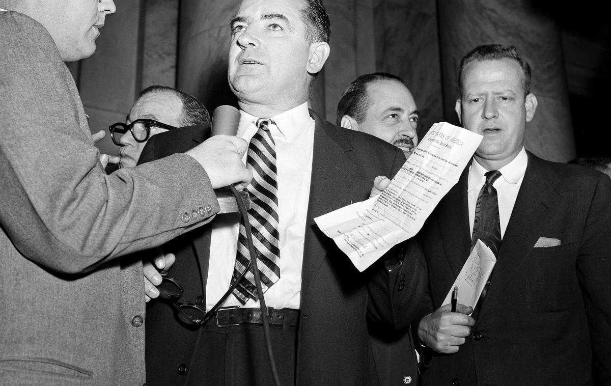 Joseph McCarthy | Nekdanji ameriški senator Joseph McCarthy, ki je vodil posebno kongresno komisijo za "protiameriško delovanje". Ta je bila uperjena predvsem v pregon komunistov znotraj ZDA, ki so bili dejansko komunisti ali pa tudi zgolj politični nasprotniki. | Foto Guliverimage