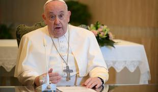 Papež Frančišek resno zaskrbljen: Temu se moramo zavestno odreči