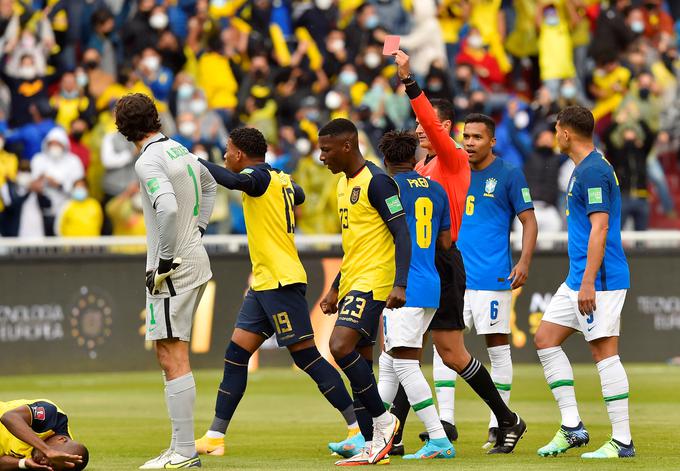 Brazilski vratar Alisson Becker je na gostovanju v Ekvadorju prejel kar dva rdeča kartona, a je sodnik po asistenci VAR vedno preklical svojo odločitev. | Foto: Reuters