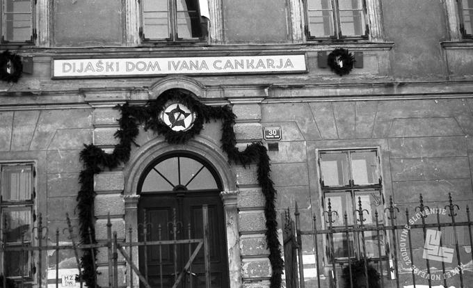 Okrašeni vhod Doma Ivana Cankarja, bivšega Marijanišča, leto 1947. | Foto: neznan, arhiv MNZS