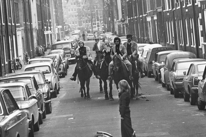 Naftni embargo leta 1973 | Nizozemska je zaradi pomanjkanje bencina v času naftne krize leta 1973 uvedla nedelje brez motornih vozil. Na fotografiji vidimo skupino jezdecev v Amsterdamu novembra 1973 v nedeljo brez motornih vozil. | Foto Getty Images
