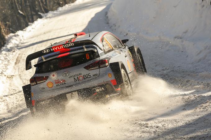 Današnja realnost so dirkalniki WRC z 1,6-litrskim motorjem in okrog 380 "konji". Na fotografiji Hyundaiev dirkalnik i20 WRC, ki je bil s Thierryjem Neuvillom najhitrejši na uvodnem delu relija Monte Carlo. | Foto: Hyundai