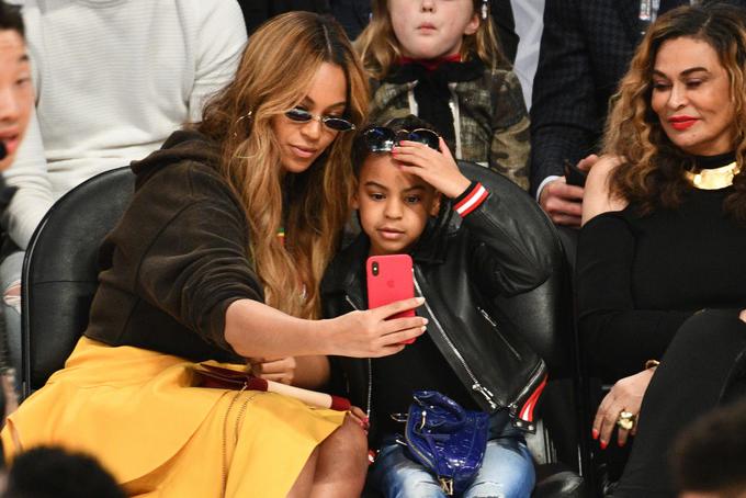 Mama in hči sta ob igrišču delali tudi selfije. | Foto: Getty Images