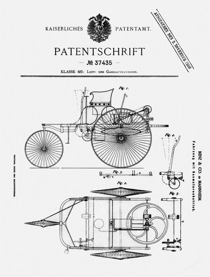 29. januarja 1886 je inženir iz Mannheima Karl Benz vložil patent za svoje vozilo. Rojstvo avtomobila je torej povezano s certifikatom DRP37435. Njegov prvi avtomobil je bil sicer narejen leta 1885. Za njegov pogon je Benz uporabil štiritaktni motor s prostornino slabega litra (950 kubičnih centimetrov). Stroj je pri 400 obratih v minuti na kolesa poslal 0,55 kilovata moči. | Foto: 