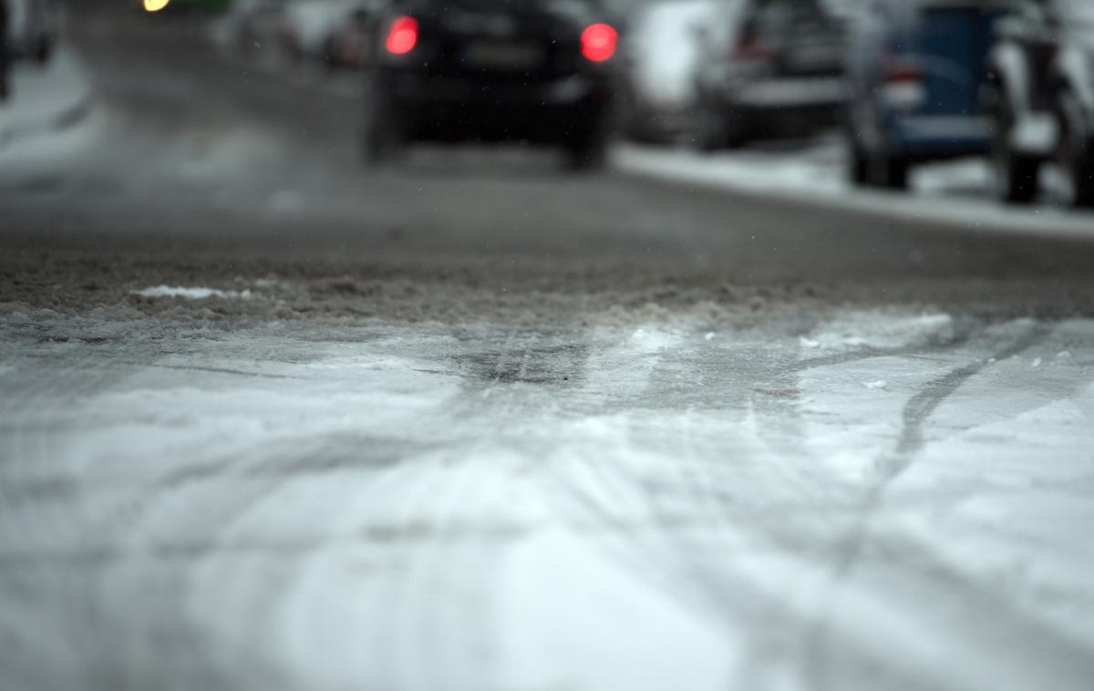 Led sneg avto zima cesta | V četrtek zvečer in ponoči bo predvsem v severovzhodni Sloveniji po nižinah in dolinah z negativno temperaturo nevarnost poledice. | Foto Guliverimage