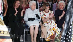 Britanska kraljica je prvič obiskala teden mode - in se očitno zabavala #foto