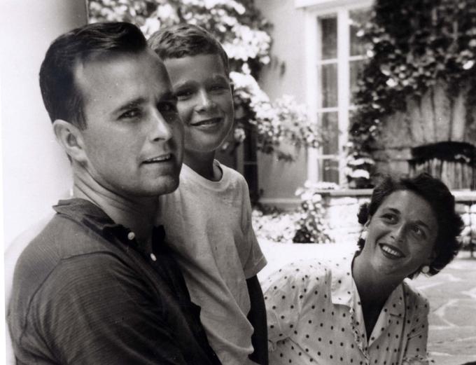S sinom Georgeem in ženo Barbaro leta 1955 | Foto: Reuters