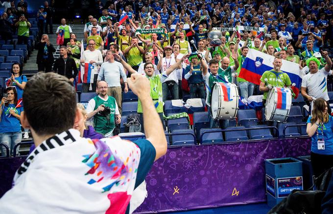 Slovenski navijači so dočakali četrto zmago, jutri pa naše košarkarje v Helsinkih čaka še obračun za prvo mesto s Francozi. | Foto: Vid Ponikvar