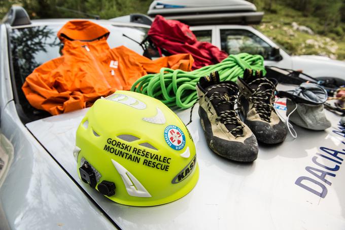 Del obvezne plezalne opreme gorskega reševalca, ki jo ima s seboj na vsaki reševalni odpravi v gore. | Foto: Klemen Korenjak