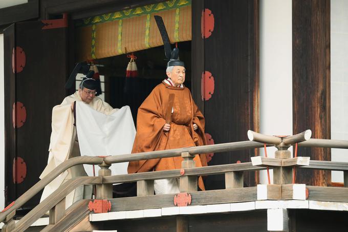 85-letni Akihito se je danes na tradicionalnem obredu v cesarski palači v Tokiu odrekel prestolu krizantem. Obred v Borovi dvorani, ki velja za najelegantnejšo v cesarski palači, je trajal le nekaj minut. | Foto: Reuters