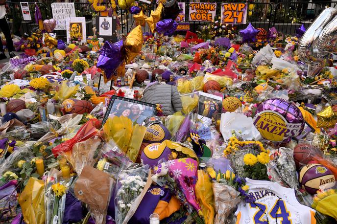 Kobe Bryant Los Angeles Kings | Dvorani Staples Center je v dneh po tragični smrti Kobeja Bryanta postala domala nekakšno romarsko središče za vse, ki se želijo tako ali drugače pokloniti košarkarski legendi iz mesta angelov. | Foto Guliver/Getty Images