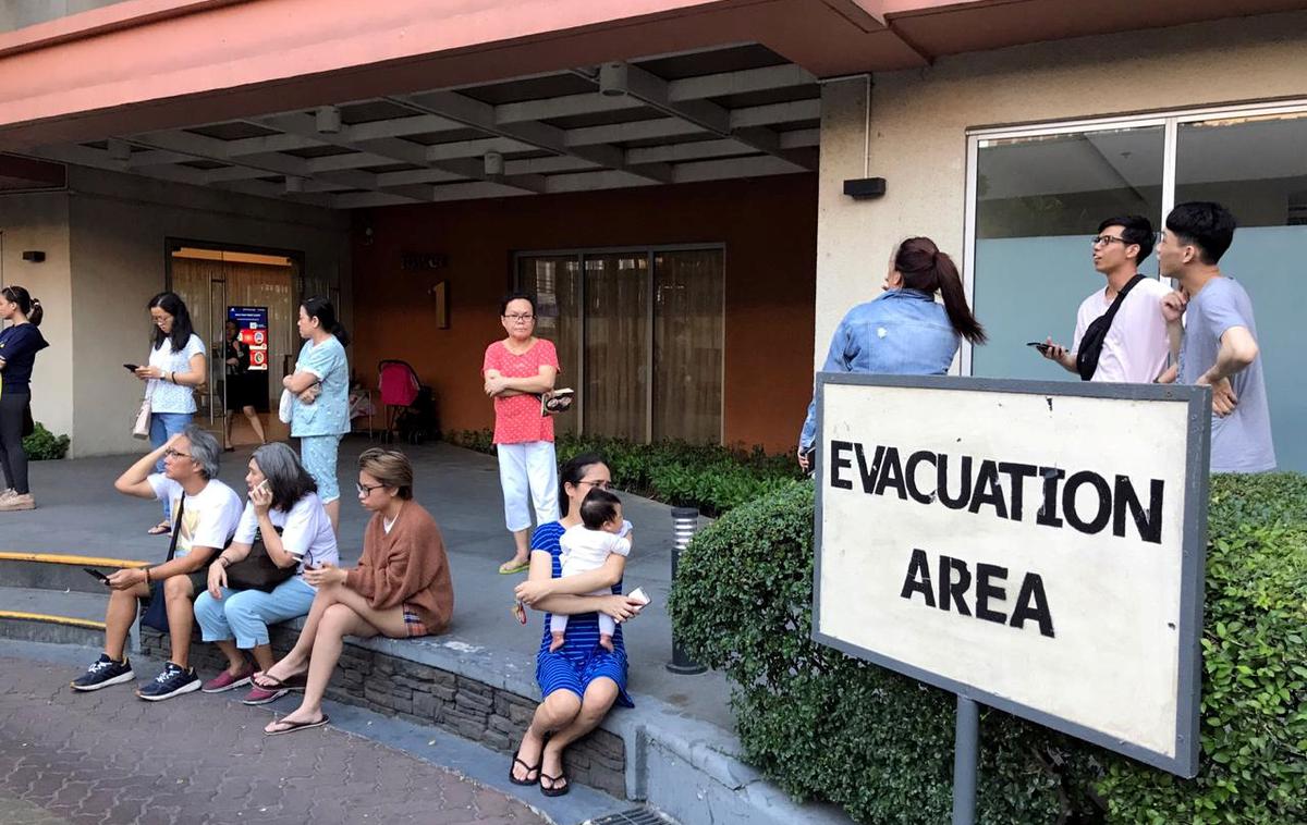 Potres na Filipinih | Filipine je stresel potres z magnitudo 6,3. Na fotografiji evakuacija ljudi v Manili. | Foto Reuters