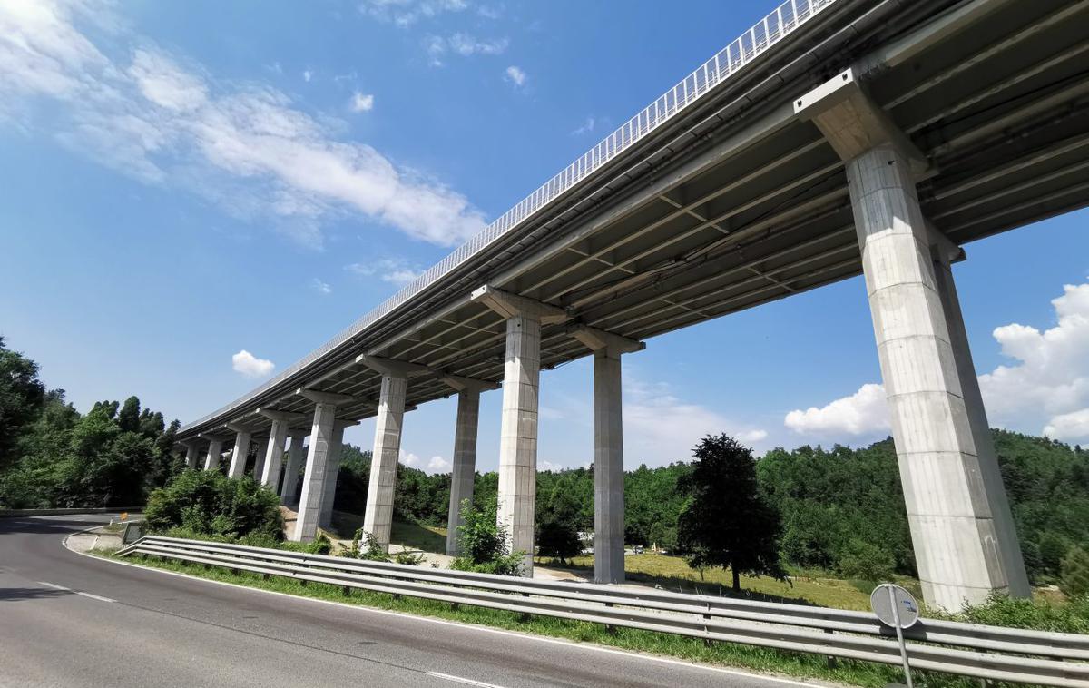 viadukt Ravbarkomanda | Viadukt Ravbarkomanda v dolžini 591,4 m (desni, v smeri Kopra) in 545,6 m (levi, v smeri Ljubljane) je del avtoceste med Uncem in Postojno. | Foto Gašper Pirman