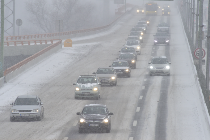 Vožnja brez ustrezne zimske opreme lahko neprevidnega voznika stane tudi več kot 12 tisoč evrov.  | Foto: Tanjug/STA